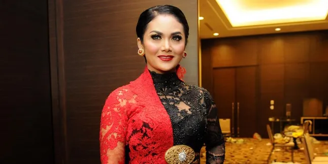 [FOTO] Krisdayanti Mandi Keringat, Tanpa Make Up Tebal