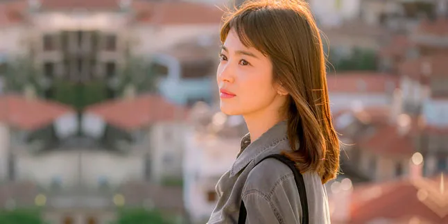 FOTO: Kulit Putih, Song Hye Kyo Cantik Dengan Lipstick Merah