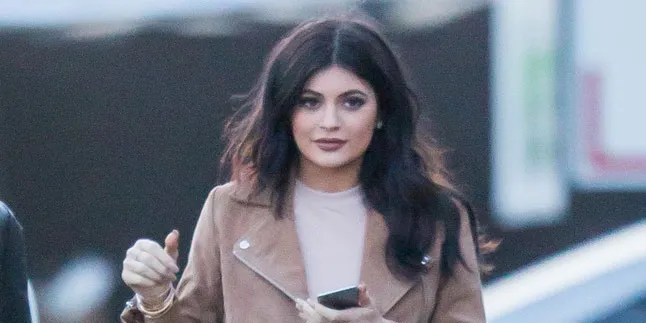 Kylie Jenner Dapat Kado Ulang Tahun Mobil Seharga Rp 1,5 M? Kylie Jenner Dapat Kado Ulang Tahun Mobil Seharga Rp 1,5 M?