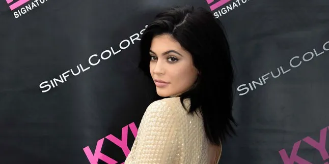 [FOTO] Kylie Jenner Ekspose Bekas Luka di Pahanya