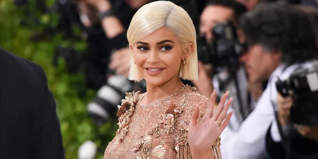 [FOTO] Kylie Jenner Mendadak Muncul Dengan Perut Kempis, Sudah Lahiran?