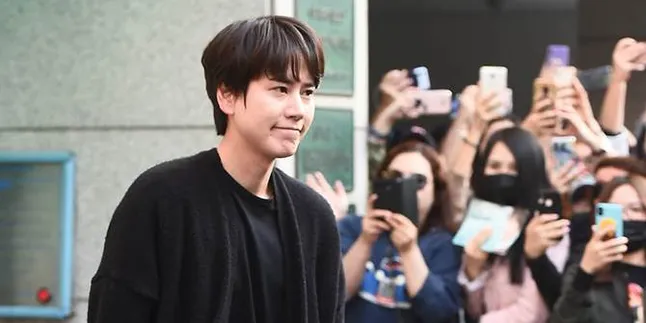 Foto Kyuhyun Resmi Selesai Wamil, Super Junior Lengkap Lagi Setelah 9 Tahun Foto Kyuhyun Resmi Selesai Wamil, Super Junior Lengkap Lagi Setelah 9 Tahun