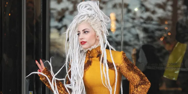 [FOTO] Lady Gaga Tidur Dengan Penampilan 'Aneh'
