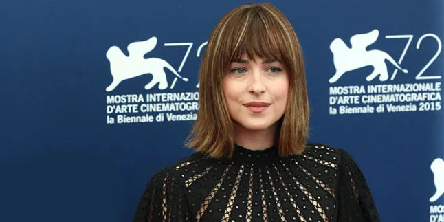 [FOTO] Lagi! Dakota Johnson & Chris Martin Ketahuan Bareng di Paris