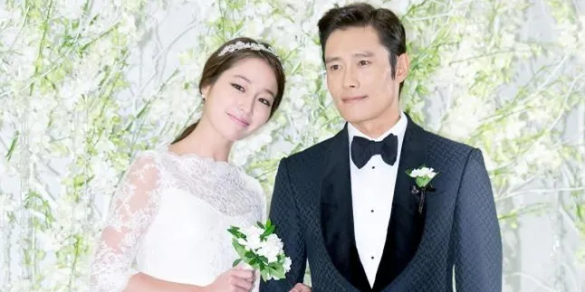FOTO: Lee Byung Hun Peluk Cium Wanita Lain di Depan Istri FOTO: Lee Byung Hun Peluk Cium Wanita Lain di Depan Istri