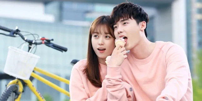 FOTO: Lee Jong Suk - Han Hyo Joo Kencan Manis Pakai Baju Couple
