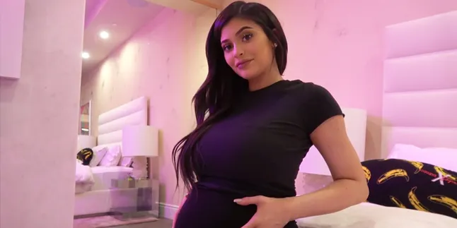 [FOTO] Lemari Bayi Kylie Jenner Dipenuhi Koleksi Baju & Sepatu Keren