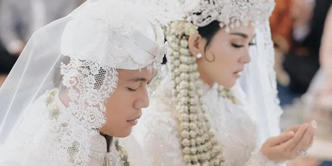 Foto Lengkap Syahrini dan Reino Barack Sebelum Menikah Hingga Rilis Single