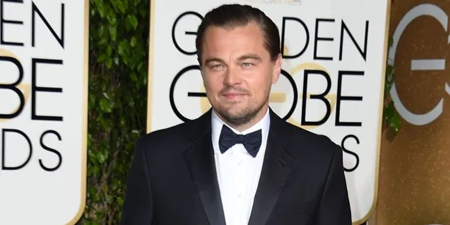 FOTO: Leonardo DiCaprio Cium Seorang Wanita di Depan Umum