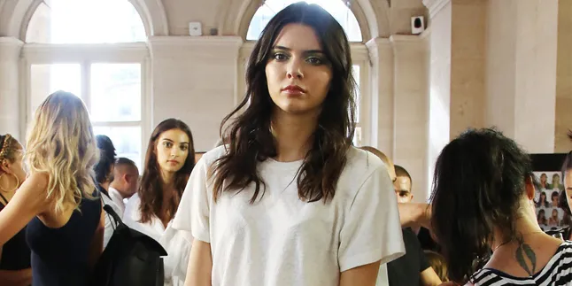 [FOTO] Lepas Bra, Kendall Jenner Nekat Pamer Bagian Pribadi