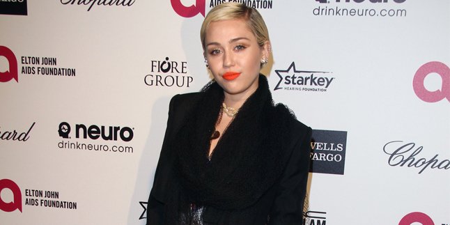 [FOTO] Lepas Bra, Miley Cyrus Pamer Area Intim Pada Dunia