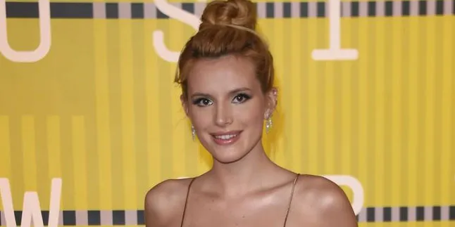 [FOTO] Lewati Momen Tahun Baru, Bella Thorne Cium Teman Wanitanya
