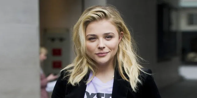 [FOTO] Liburan Bareng Brooklyn Beckham, Chloe Moretz Topless