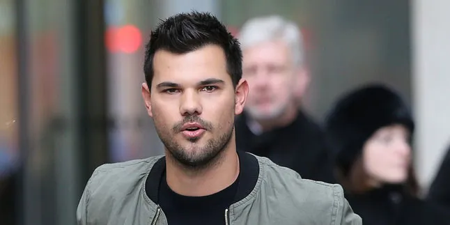 [FOTO] Liburan Bareng Cewek, Taylor Lautner Punya Pacar Baru?