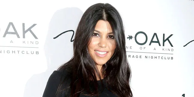 [FOTO] Liburan Bareng, Kourtney Kardashian & Pacar So Sweet
