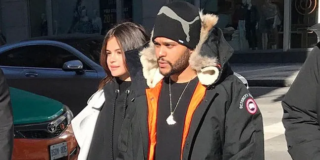 [FOTO] Liburan di Disneyland, Selena Gomez & The Weeknd Pelukan Mesra