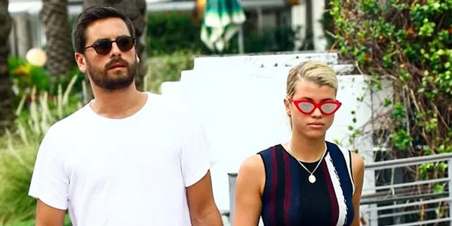 [FOTO] Liburan di Meksiko, Scott Disick & Sofia Richie Asyik Bermesraan