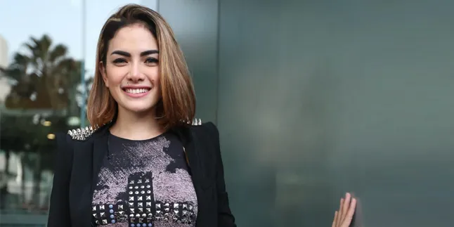 [FOTO] Liburan ke 'Surga', Nikita Mirzani Cium Mesra Sang Pacar