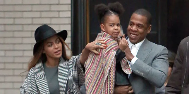 [FOTO] Liburan Romantis, Beyonce & Jay Z Tertangkap Ciuman Mesra
