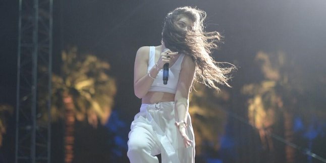 [Foto] Lorde Tampil di Antara Badai Debu