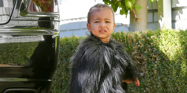 [FOTO] Lucu & Cantik Bak Bunga, North West 'Dihinggapi Kupu-Kupu'