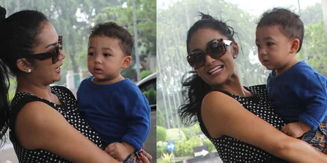 [Foto] Lucunya Putra Krisdayanti Saat Salah Kiblat