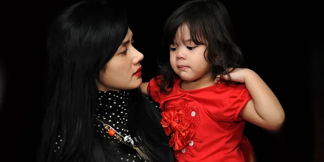 [Foto] Lucunya Safeea, Pakai Kostum Seperti Mulan Jameela