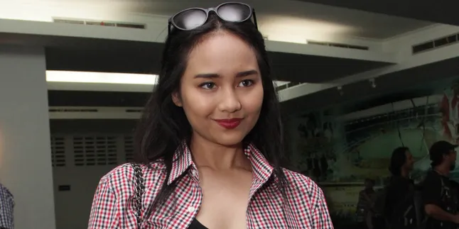 [Foto] Lulus Kuliah, Gita Gutawa Berpetualang di Inggris