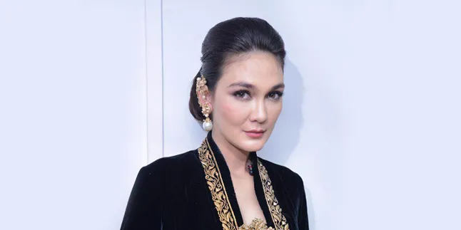 FOTO: Luna Maya Cantik Berkebaya Hitam, Sosok Kartini Masa Kini!