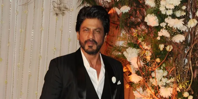[Foto] Luwes Gendong Bayi, Shahrukh Khan Bikin Hati Meleleh