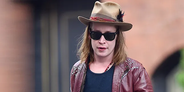 [FOTO] Macaulay Culkin & Pacar Cantiknya Tertangkap Kencan di Paris