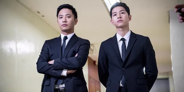 FOTO: Macho & Pakai Jas, Song Joong Ki - Jin Goo Adu Ganteng