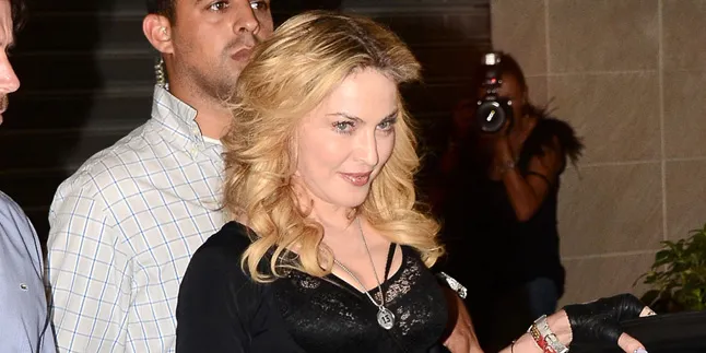 [FOTO] Madonna Ekspos Kemesraan Bareng Pacar Baru