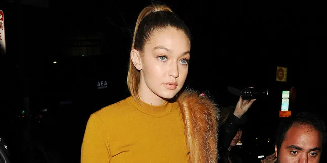 [FOTO] Makin Berani, Gigi Hadid Pakai Dress Transparan di Runway