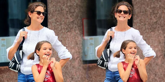 [FOTO] Makin Cantik, Gaya Suri Cruise Saat Temani Ibunya Belanja
