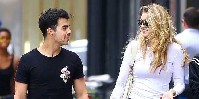 [FOTO] Manis! Ini Ciuman Perpisahan Mesra Joe Jonas & Gigi Hadid