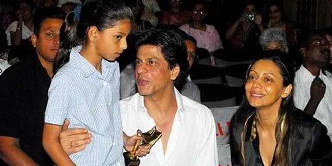 [Foto] Manisnya Suhana Khan Saat Balita, Cium SRK Dengan Mesra