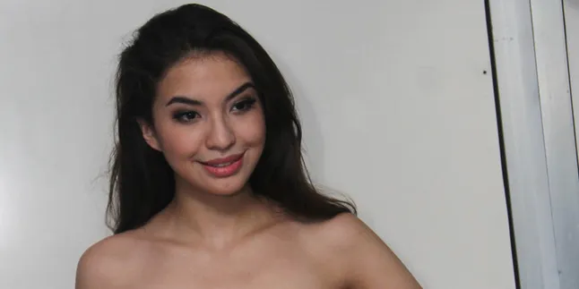 [Foto] Manohara, Seksi Dengan Warna-Warni