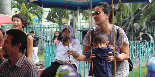 [Foto] Marcella Zalianty Temani Anak Bermain di CFD Malang