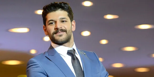 Foto Masa Kecil Emre Kivilcim Bareng Saudara Kembarnya, Unyu Abis