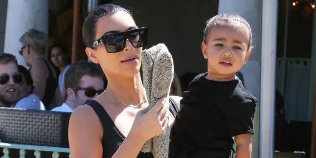 [FOTO] Masih 2 Tahun, North West Sudah Berani Pakai 'Tato'