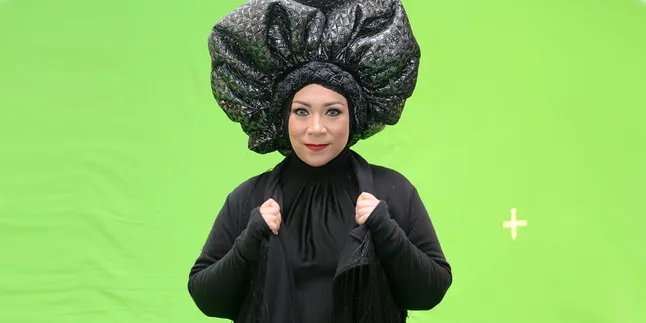 [Foto] Melly Goeslaw Waktu Kecil, Seperti Apa?