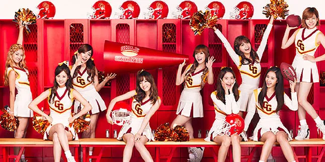 [Foto] Member SNSD dan KARA Memegang Pakaian Dalam