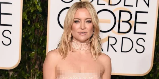[FOTO] Membungkuk Saat Kenakan Rok Mini, Pakaian Dalam Kate Hudson Tertangkap Kamera