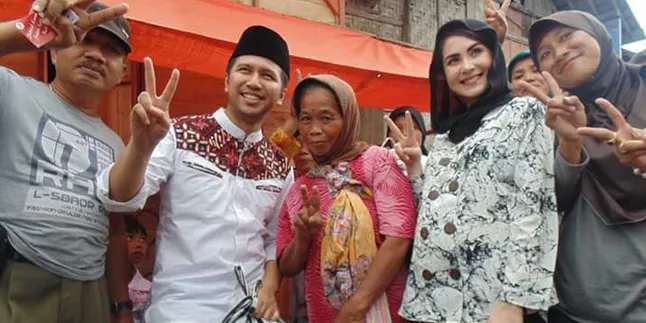 FOTO: Menang Pilkada, Suami Arumi Bachsin Ngepel Masjid Agung FOTO: Menang Pilkada, Suami Arumi Bachsin Ngepel Masjid Agung