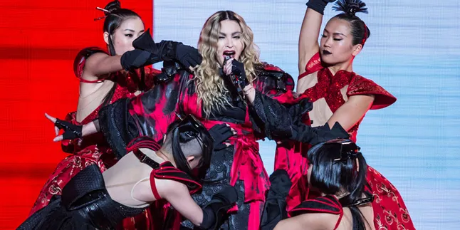 [FOTO] Mencolok! Beda Keriput di Wajah - Tangan Madonna