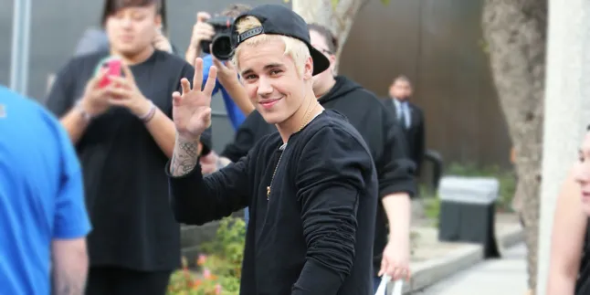 [FOTO] Mendadak Berkumis, Justin Bieber Nyaris Tak Bisa Dikenali