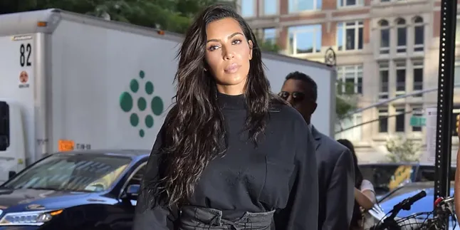 [FOTO] 'Menghilang' Usai Dirampok, Kim Kardashian Akhirnya Muncul