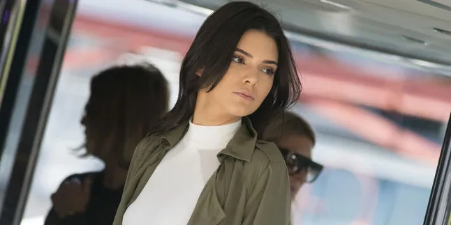 [FOTO] Menjelma Jadi 'Hiu' Cantik, Kendall Jenner Hot Bikin Gemas