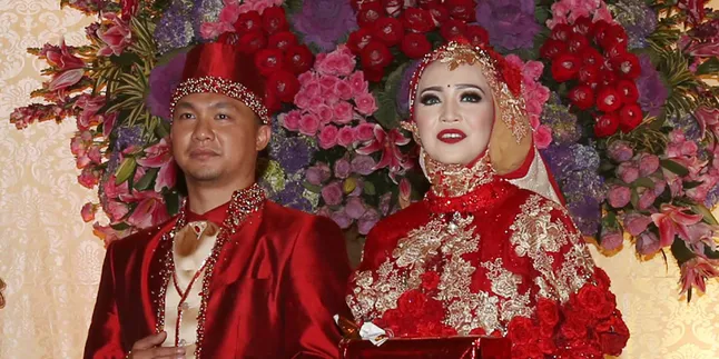 [Foto] Merah - Mewah Menyala, Cantiknya Gaun Resepsi Nuri Maulida